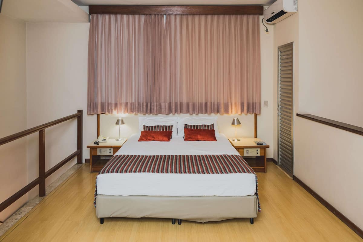 Suite Mewah (Suite Luxo Queen) | Minibar, brankas, meja kerja, dan kedap suara