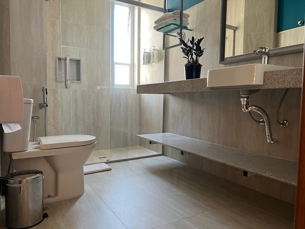 Un baño moderno con inodoro, ducha y lavamanos.