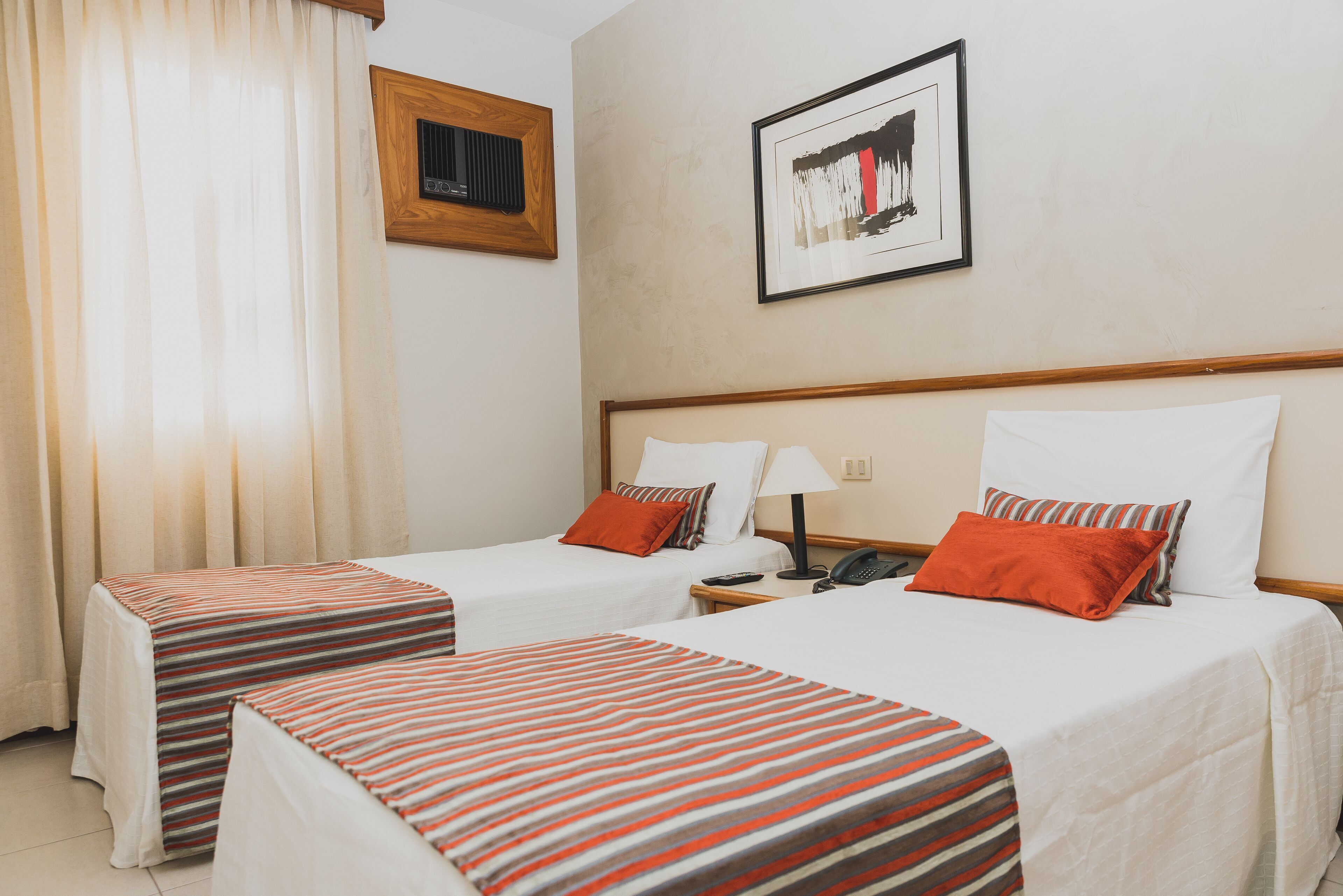 Minibar, coffres-forts dans les chambres, bureau, chambres insonorisées