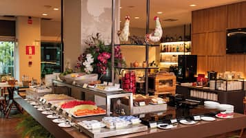 Café da manhã com buffet grátis todos os dias