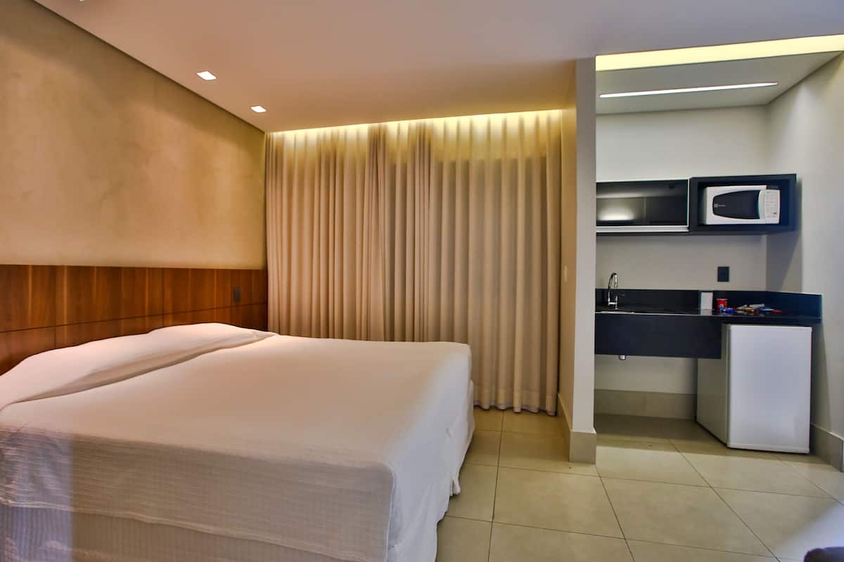 Suite Bisnis (Suite Business Class Queen) | Minibar, brankas, meja kerja, dan kedap suara