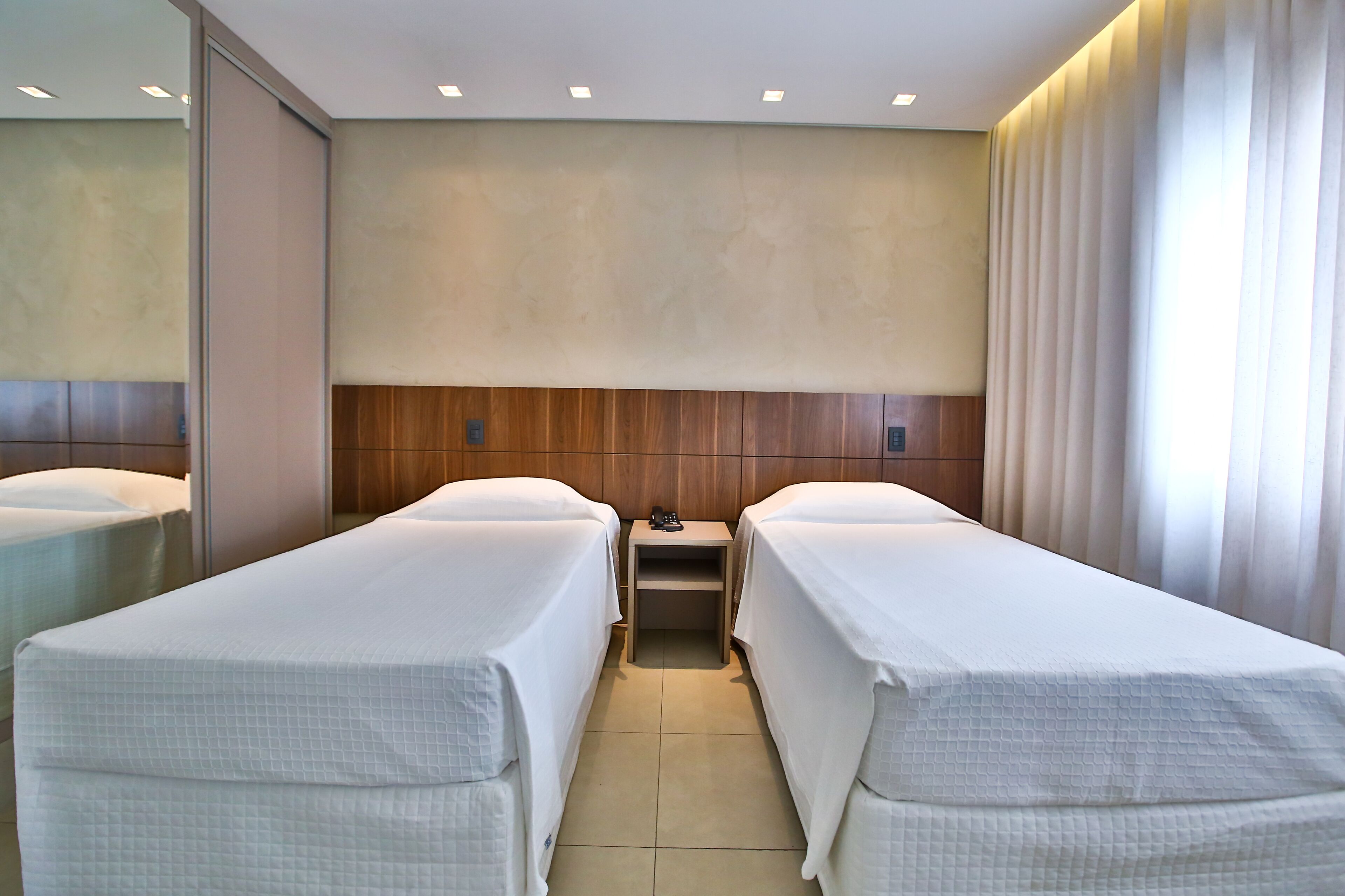 ห้องบิสซิเนสสวีท (Suite Business Class Twin) | มินิบาร์, ตู้นิรภัยในห้องพัก, โต๊ะทำงาน, ห้องเก็บเสียง