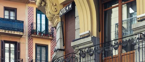 Vista frontal de la propiedad