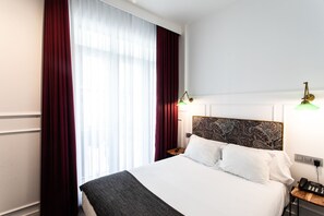 Economy Room | Down comforters, in-room safe, desk, soundproofing - Hotel Trueba (San Sebastián)