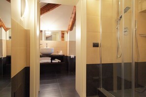 Habitación doble Deluxe, Terraza | Baño | Secadora de cabello, bidet, toallas, jabón 