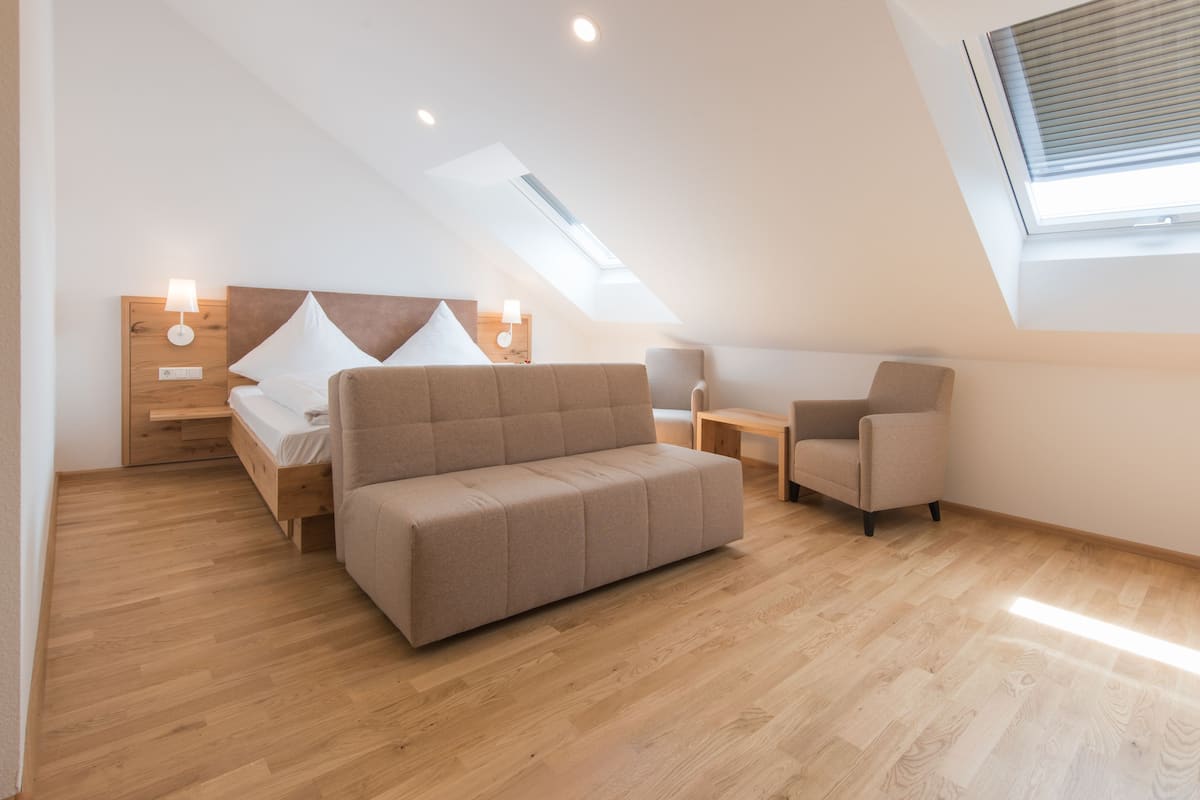 Comfort tweepersoonskamer | Een kluis op de kamer, een bureau, extra bedden, gratis wifi