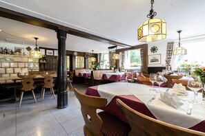 Menyajikan masakan daerah