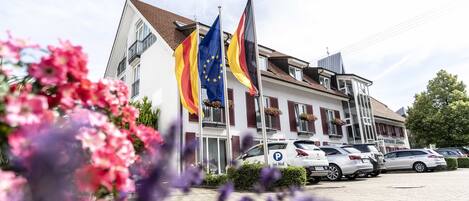 Vista frontal de la propiedad