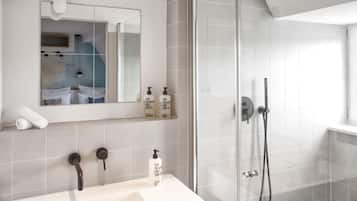 Doppelzimmer | Badezimmer | Dusche, Haartrockner, Handtücher, Seife