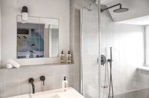 Doppelzimmer | Badezimmer | Dusche, Haartrockner, Handtücher, Seife