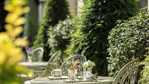 An outdoor seating area with metal tables and chairs, surrounded by greenery. - The Ritus Hotel Istanbul Sultanahmet, Tapestry Collection by Hilton (Istanbul)