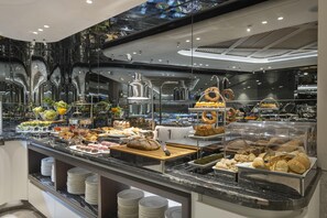 Un buffet proposant une variété de plats et doté d’un décor intérieur moderne.