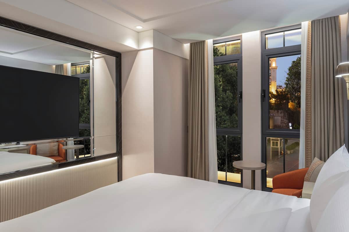 Zimmer, 1 Queen-Bett, Balkon | Minibar, Zimmersafe, Verdunkelungsvorhänge, schallisolierte Zimmer