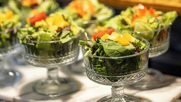 Tägliches Frühstücksbuffet (1350 TRY pro Person)