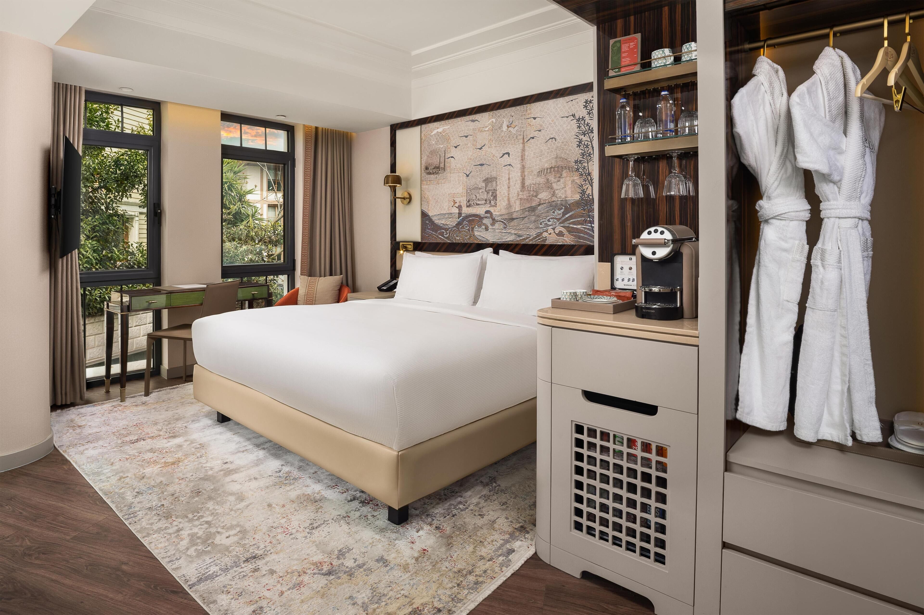 Deluxe Room, 1 King Bed, Non Smoking, Corner