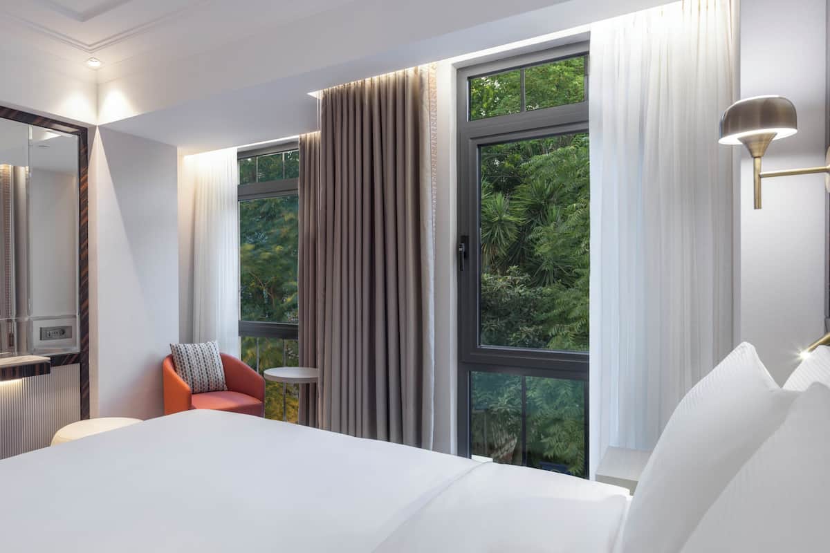 Minibar, Zimmersafe, Verdunkelungsvorhänge, schallisolierte Zimmer