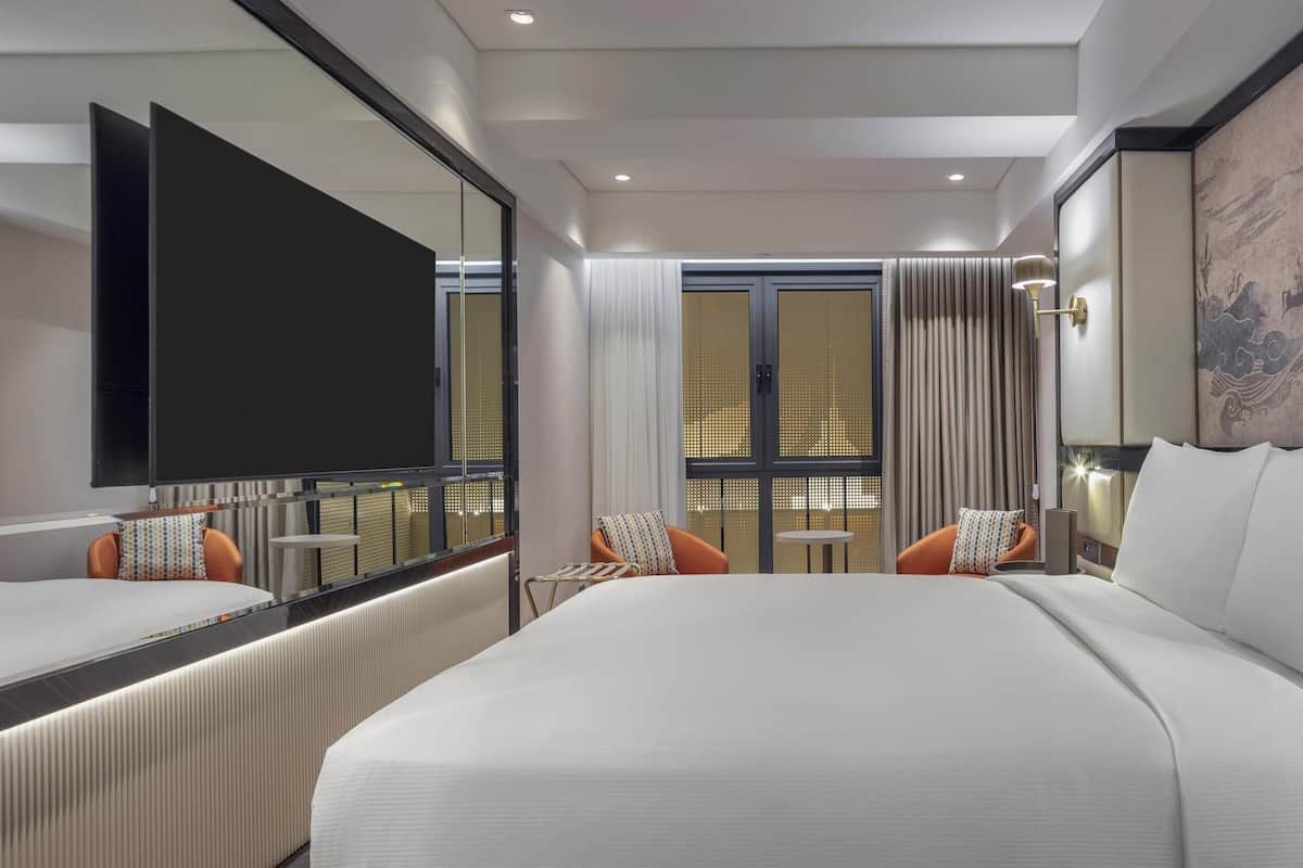 Room, 1 Queen Bed | Minibar, in-room safe, blackout curtains, soundproofing