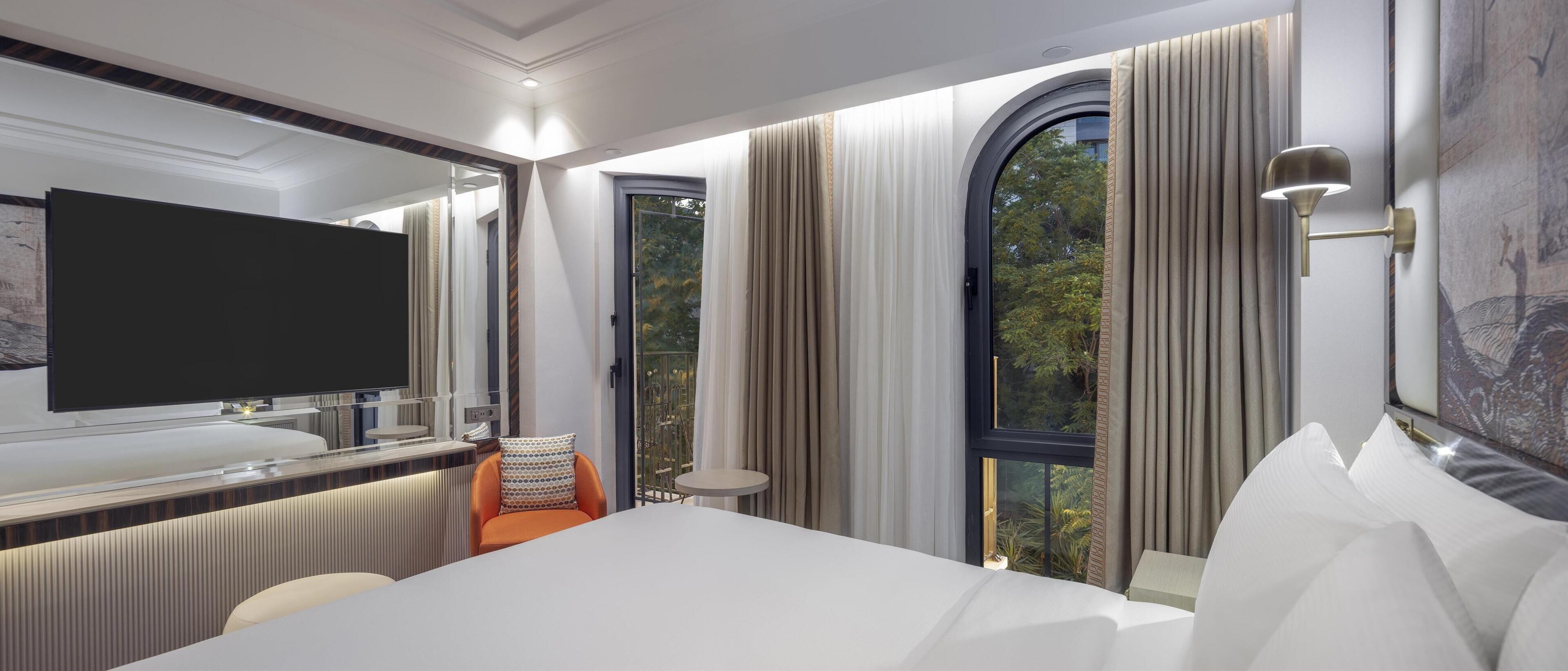 Deluxe Room, 1 King Bed, Balcony | Minibar, in-room safe, blackout drapes, soundproofing