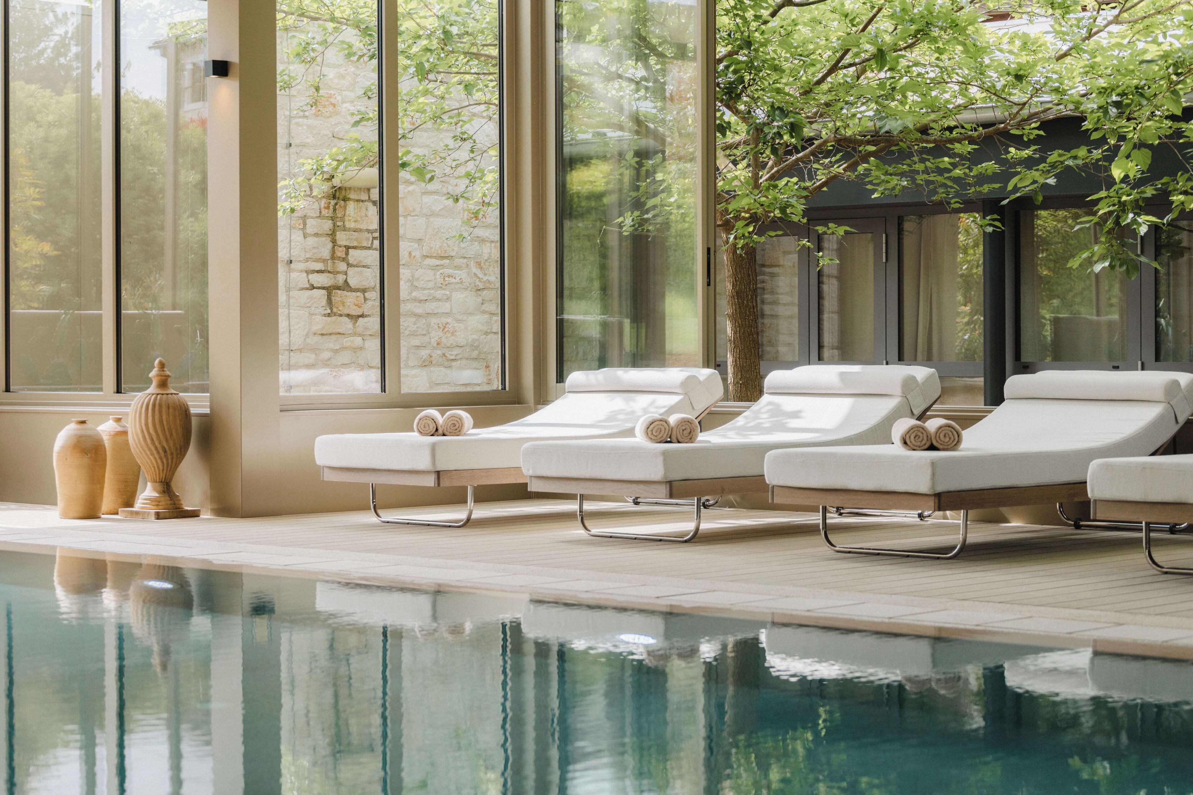 室内游泳池，2 室外游泳池，池畔遮阳伞，日光浴躺椅