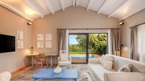 Estate Pool Villa - La Alta | Ruang tamu | 125 cm televisyen LCD dengan satelit 