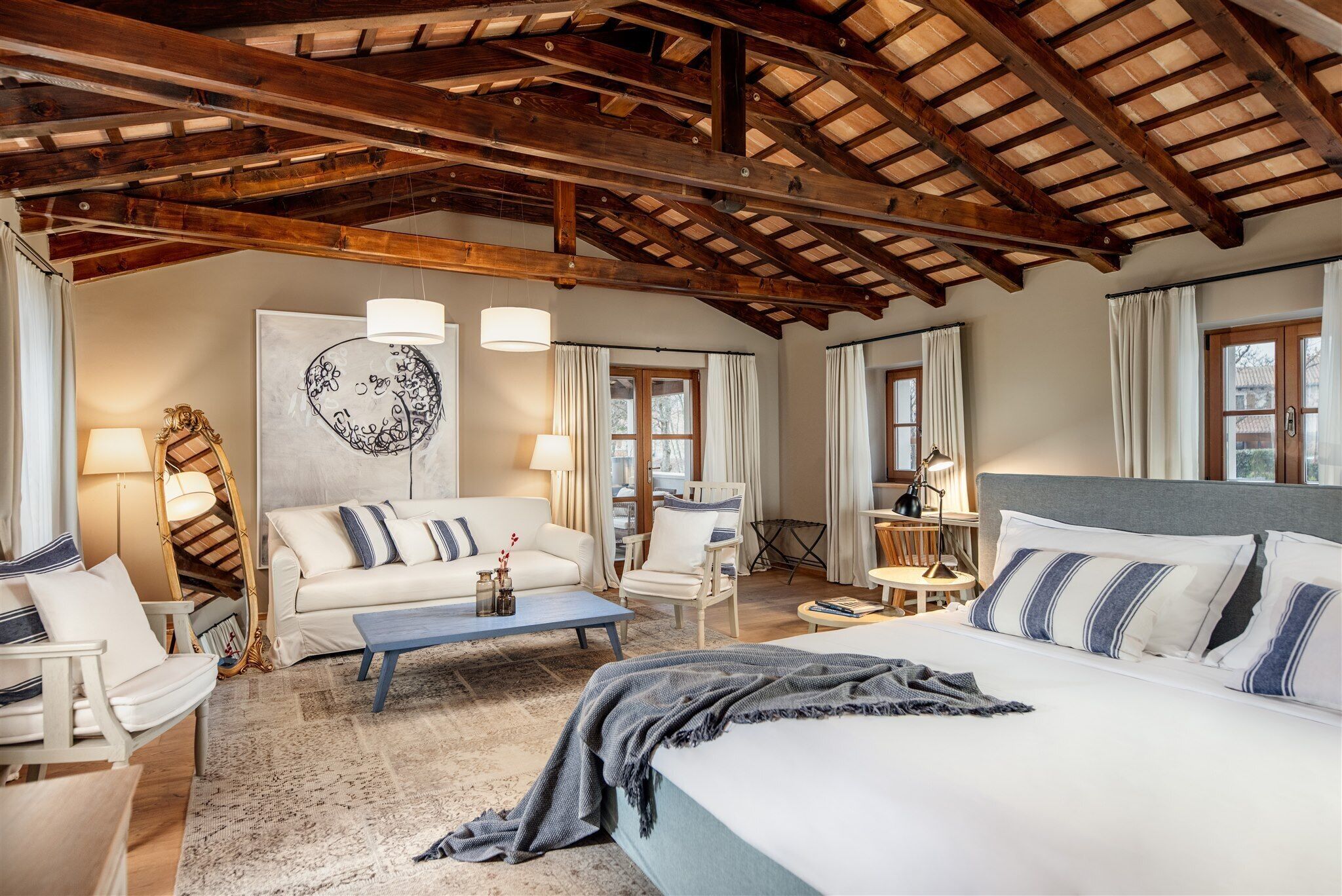 Executive Suite | Ylelliset vuodevaatteet, pillowtop-patjalliset sängyt