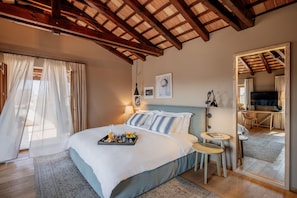 Premium bedding, pillow-top beds, free minibar, in-room safe - Meneghetti Wine Hotel and Winery  (Bale)