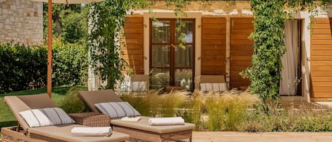 高級寝具、ピロートップベッド、ミニバー (無料)、セーフティボックス (室内)