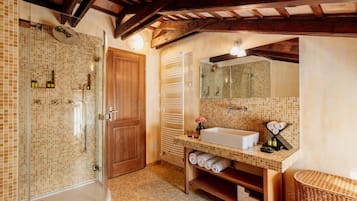 Vintage Room | Baño | Regadera con hidromasaje y amenidades de baño gratuitas