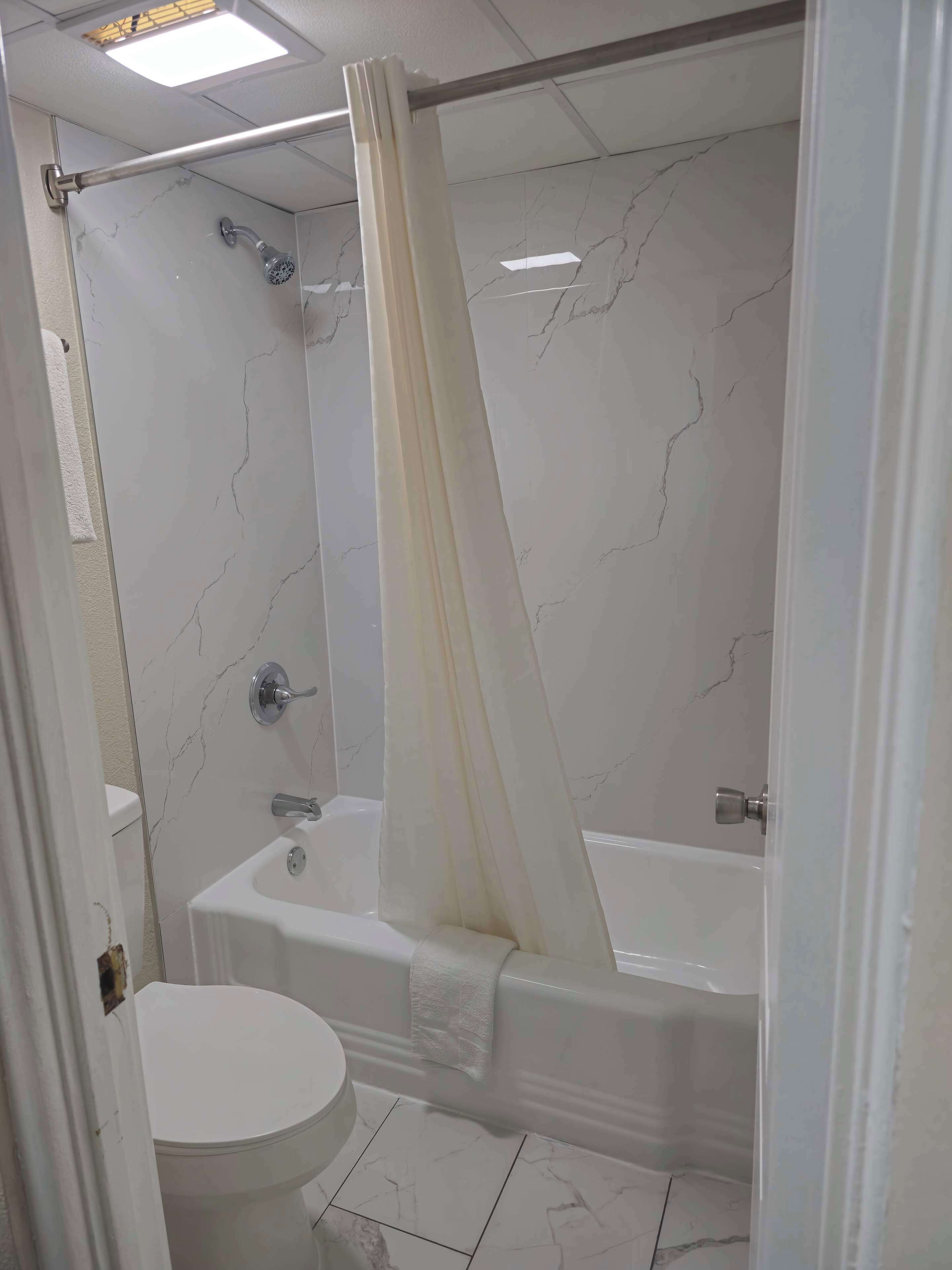 Ensemble douche/baignoire, articles de toilette gratuits, sèche-cheveux
