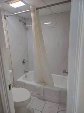 Tina con regadera, amenidades de baño gratuitas, secadora de cabello 