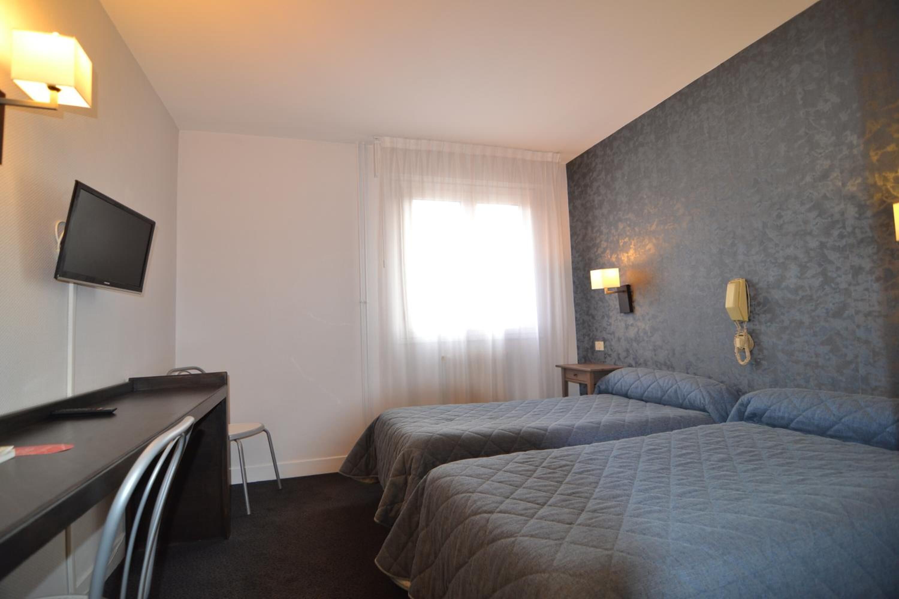 デスク、防音設備、アイロン / アイロン台、WiFi (無料)