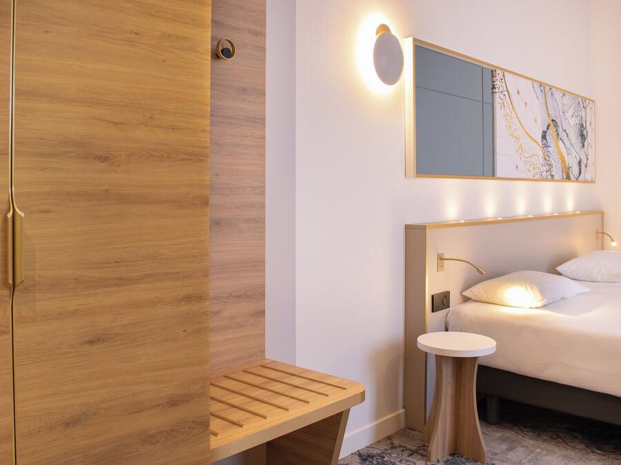 Skrivebord, lydisolert, strykejern/-brett og wi-fi (inkludert)