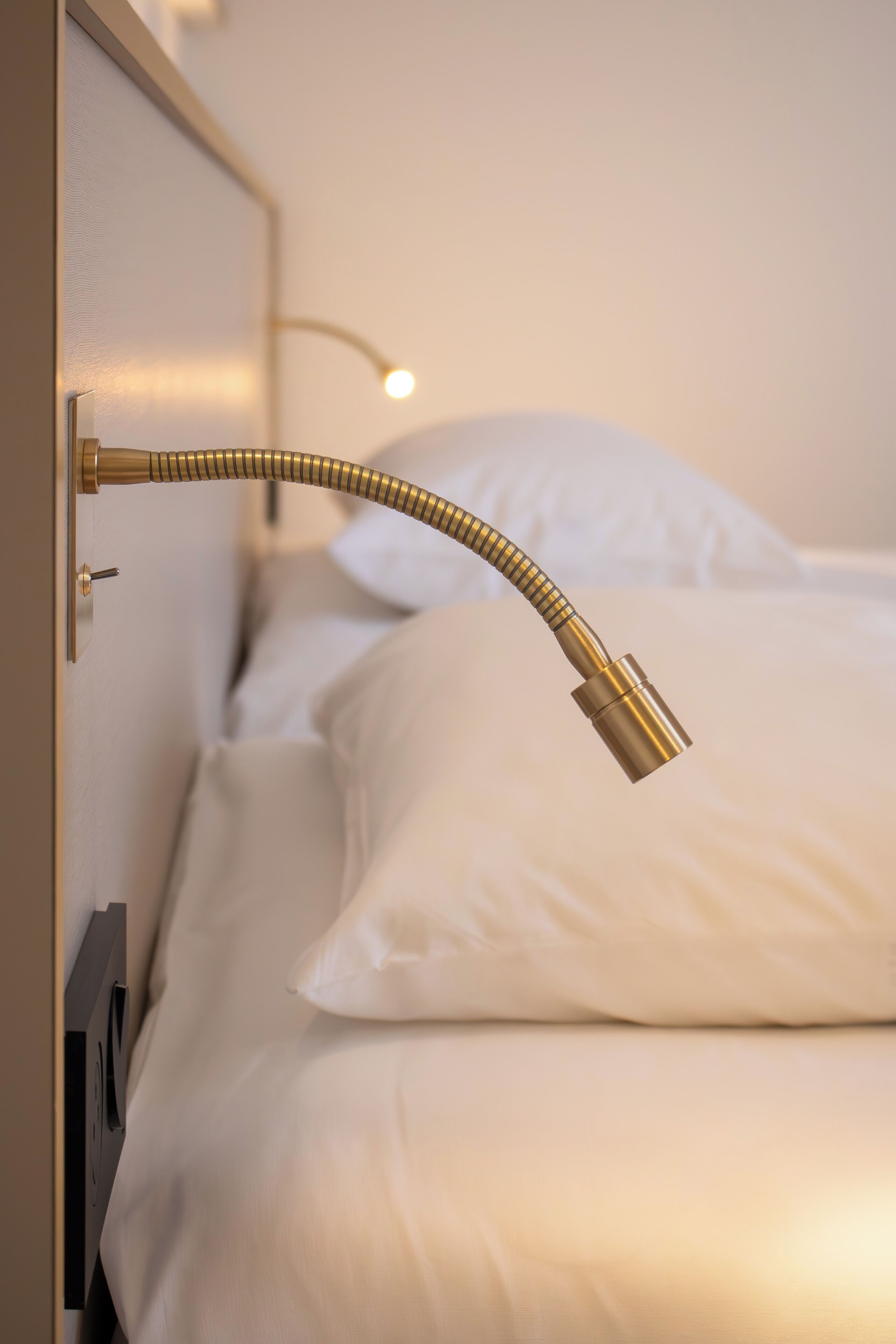 Escritorio, sistema de insonorización y tabla de planchar con plancha 