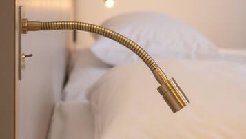 Escritorio, sistema de insonorización y tabla de planchar con plancha