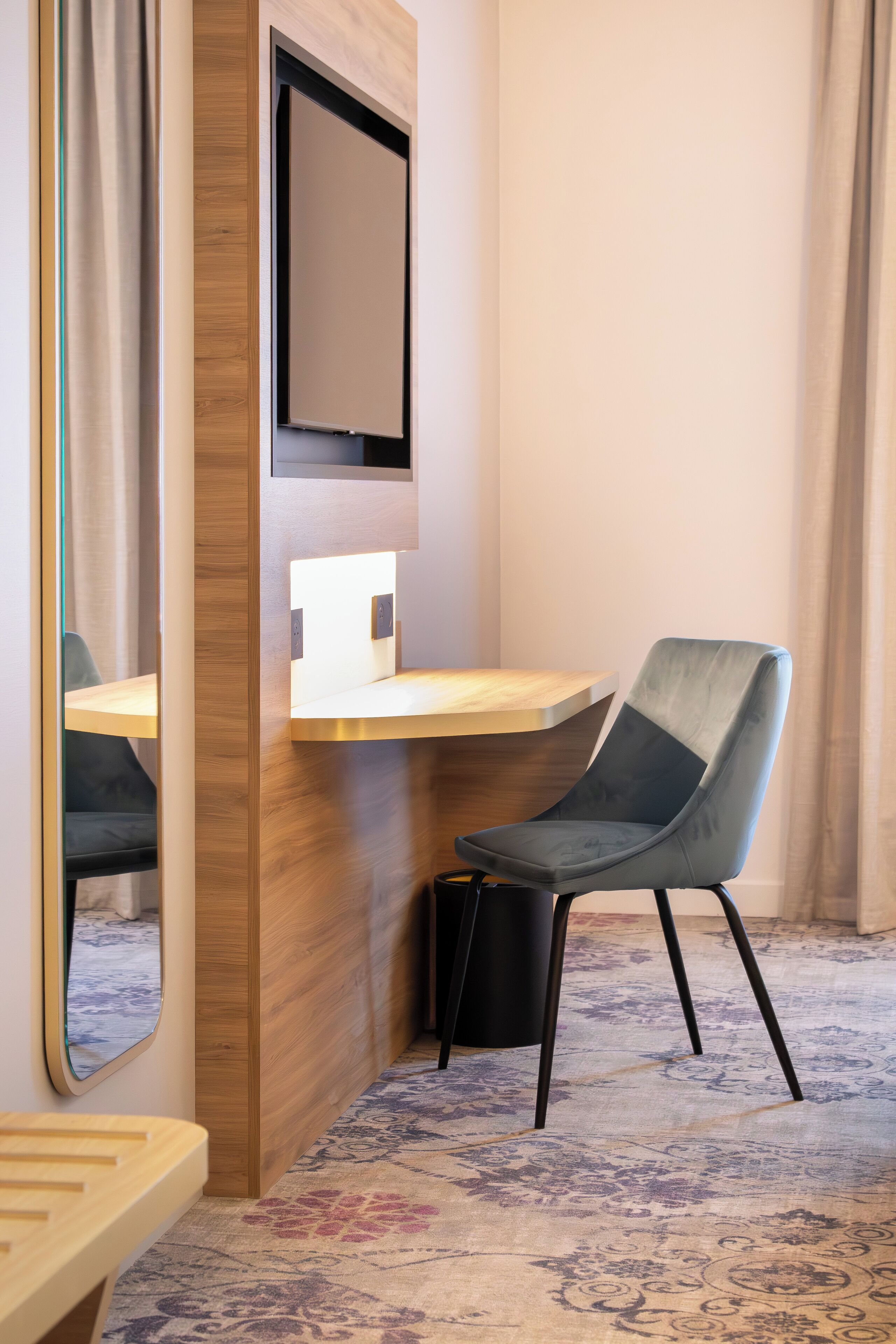 Bureau, chambres insonorisées, fer et planche à repasser, Wi-Fi gratuit