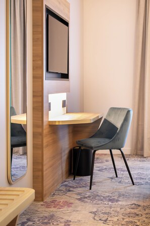 Schreibtisch, schallisolierte Zimmer, Bügeleisen/Bügelbrett