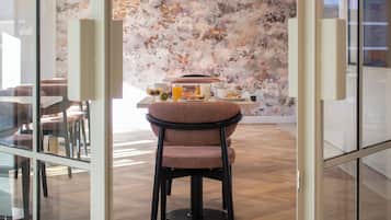 Petit déjeuner buffet (12 EUR par personne)