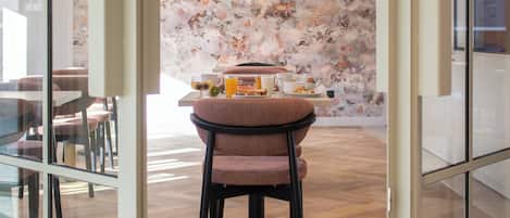 Tägliches Frühstücksbuffet (12 EUR pro Person)