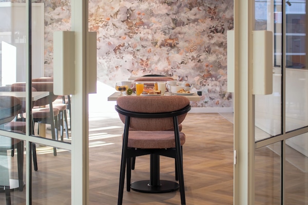 Se ofrece un desayuno bufé todos los días (12 EUR por persona)