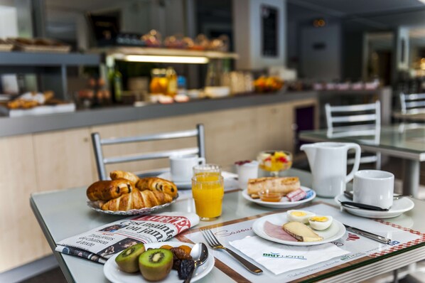 Petit déjeuner buffet (12 EUR par personne)