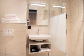 Shower, hair dryer, towels - Brit Hotel Cahors - Le Valentré (Cahors)