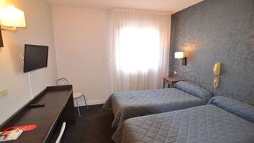 Twin Room | Living area | 58-cm LED TV with premium channels, TV