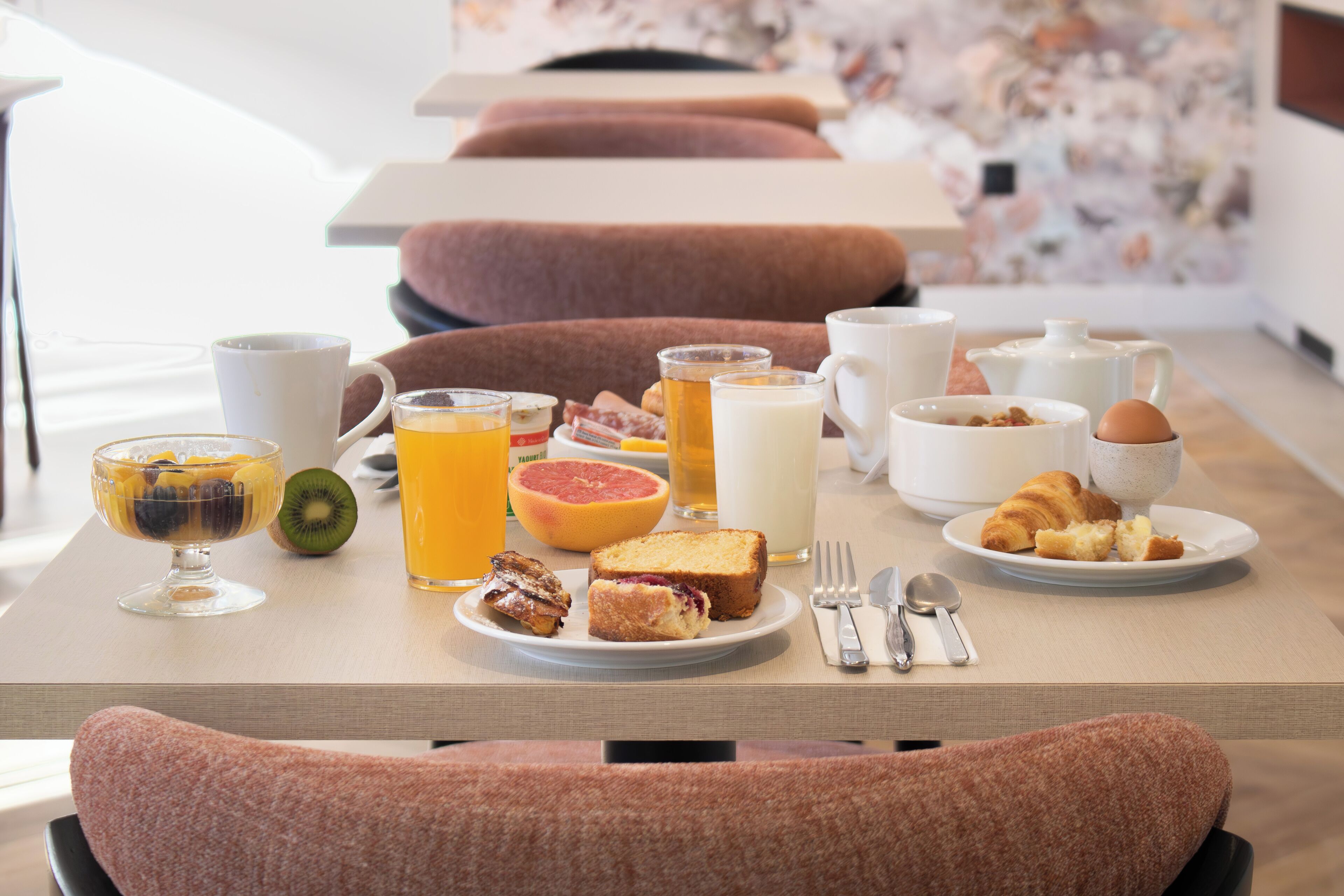 Tägliches Frühstücksbuffet (12 EUR pro Person)