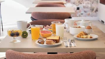 Tägliches Frühstücksbuffet (12 EUR pro Person)