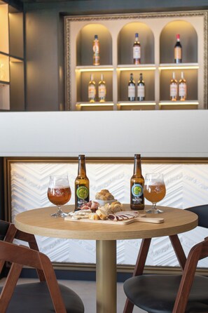 Televisión LED de 58 cm con canales premium, una televisión