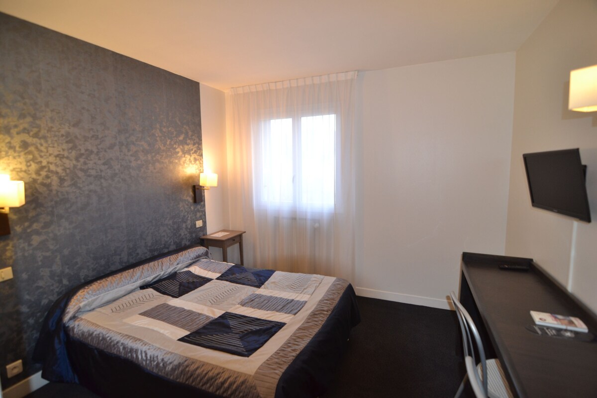 Desk, soundproofing, iron/ironing board (on request), WiFi (free)