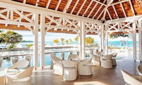 Bar (en la propiedad). Radisson Blu Azuri Resort & Spa