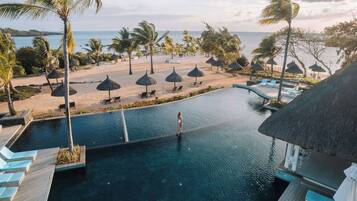 2 piscines extérieures, parasols de plage, chaises longues