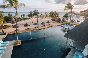 2 buitenzwembaden, parasols voor strand/zwembad