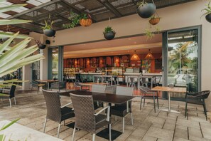 3 restaurants, breakfast, lunch, dinner served; international cuisine - Radisson Blu Azuri Resort & Spa (Roches Noires)